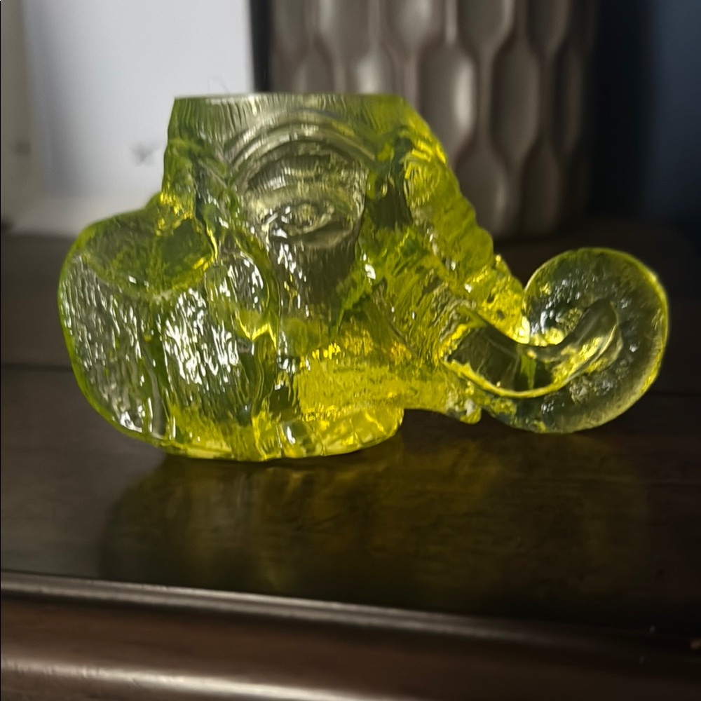 Fenton uranium elephant toothpick holder